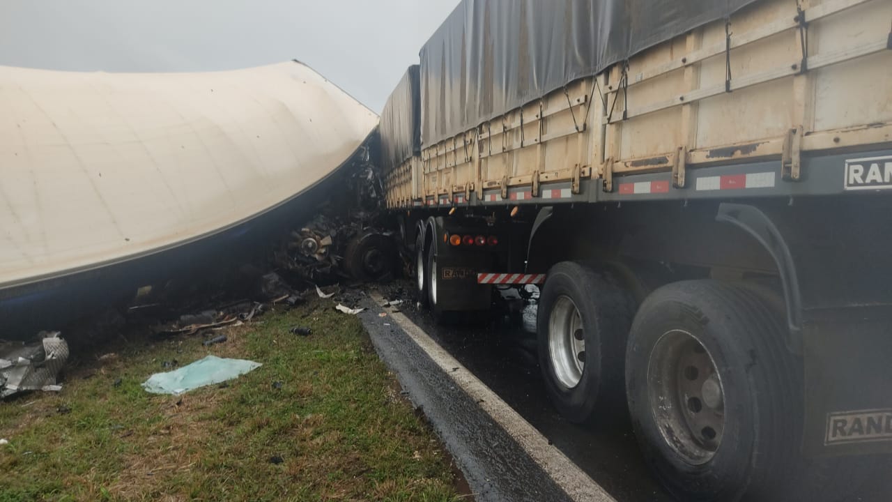 Carretas colidiram de frente - Foto: Jornal da Nova